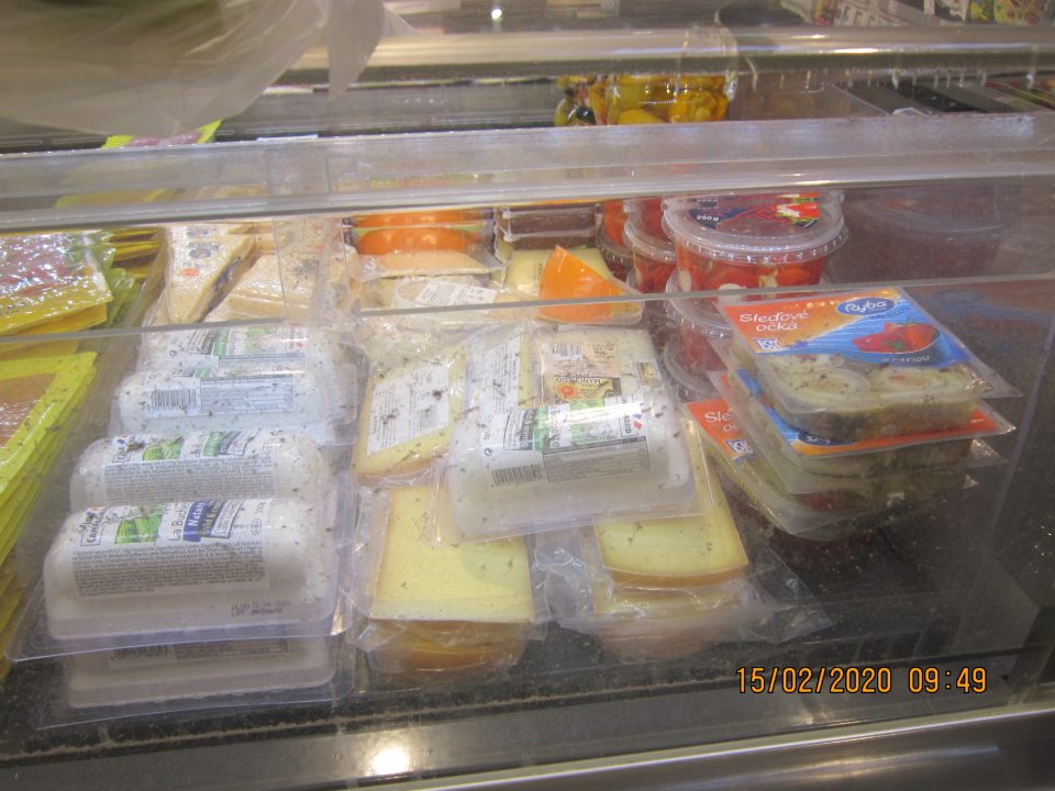 Znečistené chladničky na predajnej ploche.