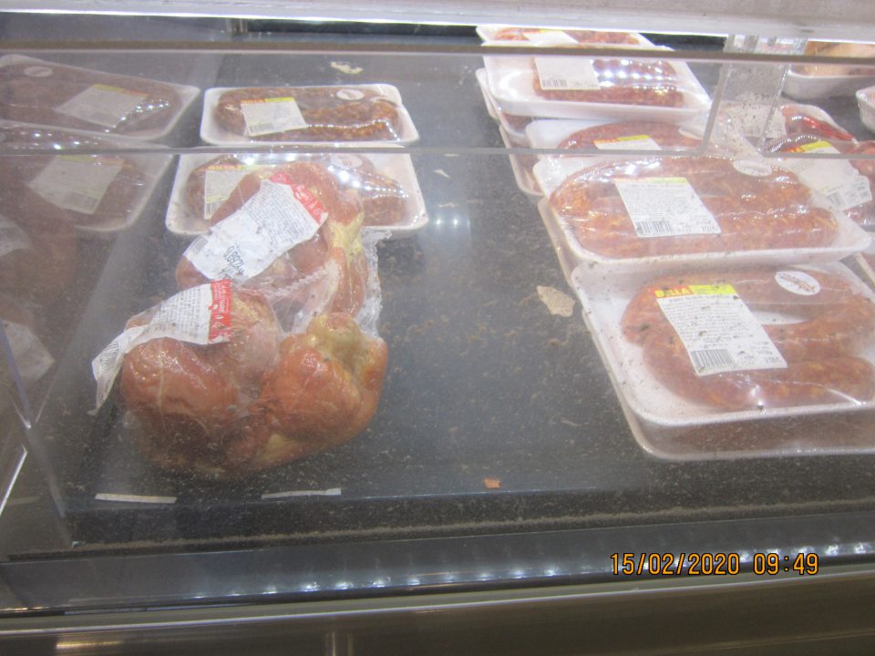 Znečistená chladnička.