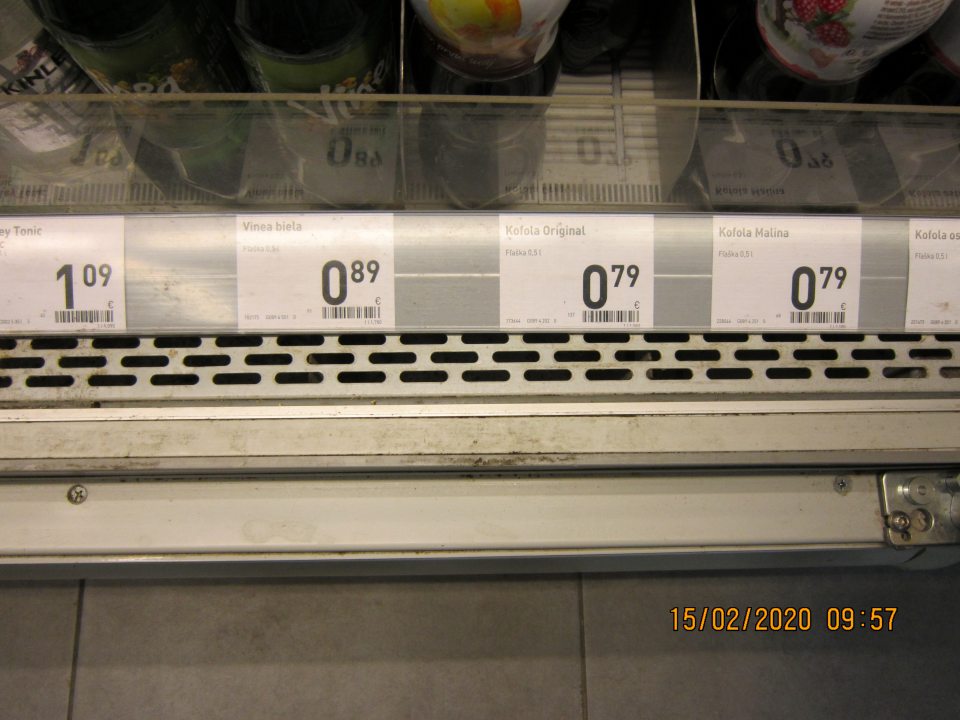 Znečistená chladnička.