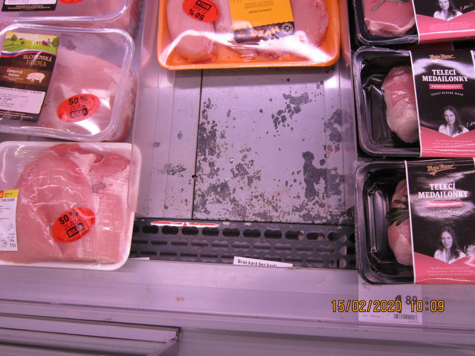 Poškodený náter v chladničke.