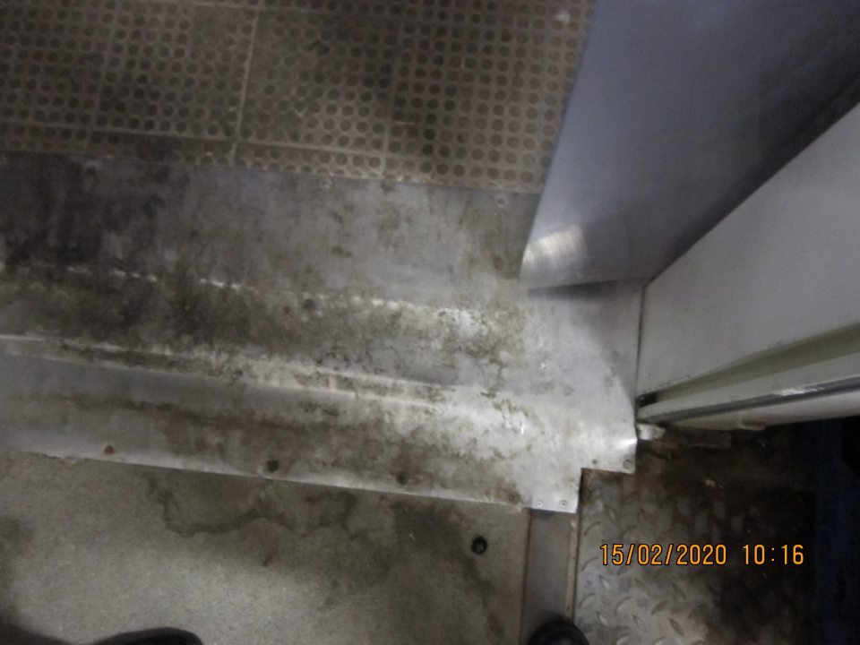 Znečistená podlaha.