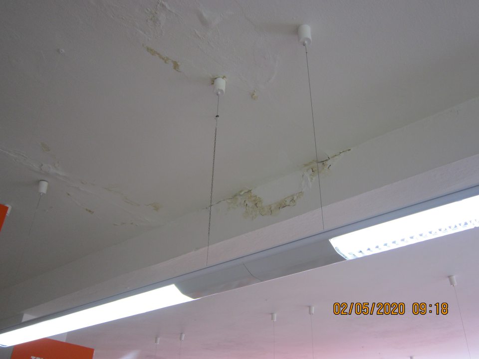 Zatečený a opadaný strop na predajne ploche