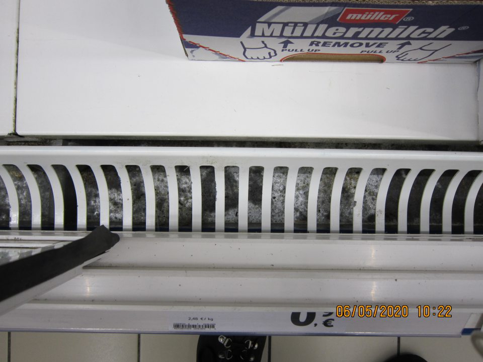 Znečistený priestor pod mriežkou v chladiacej vitríne