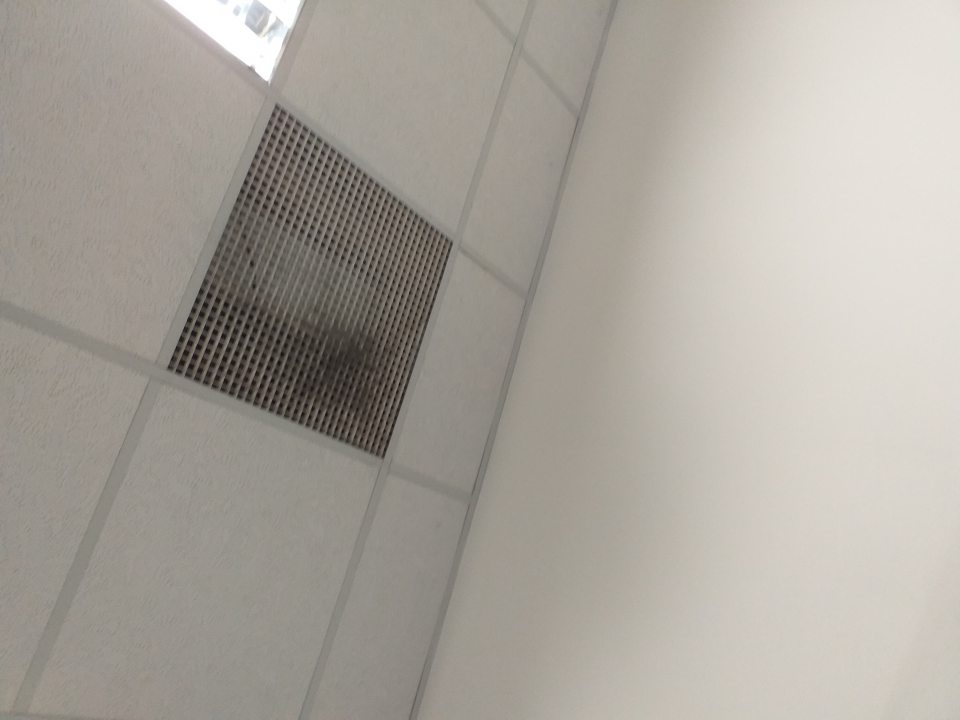 Znečistené 2 mriežky klimatizácie na strope chodby