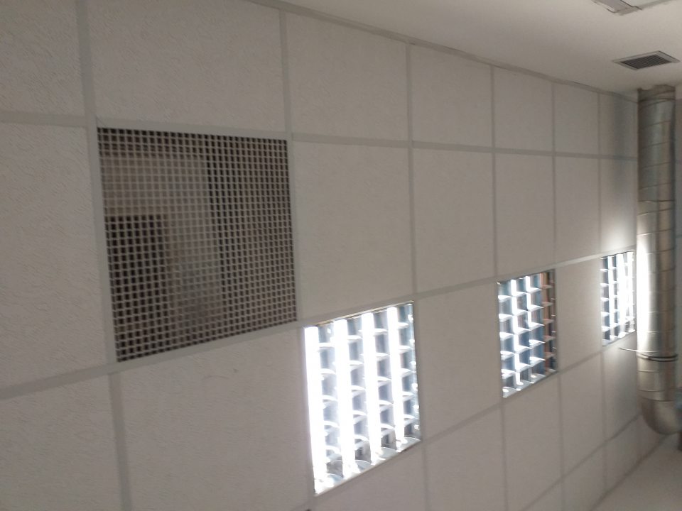 Znečistené 2 mriežky klimatizácie na strope chodby