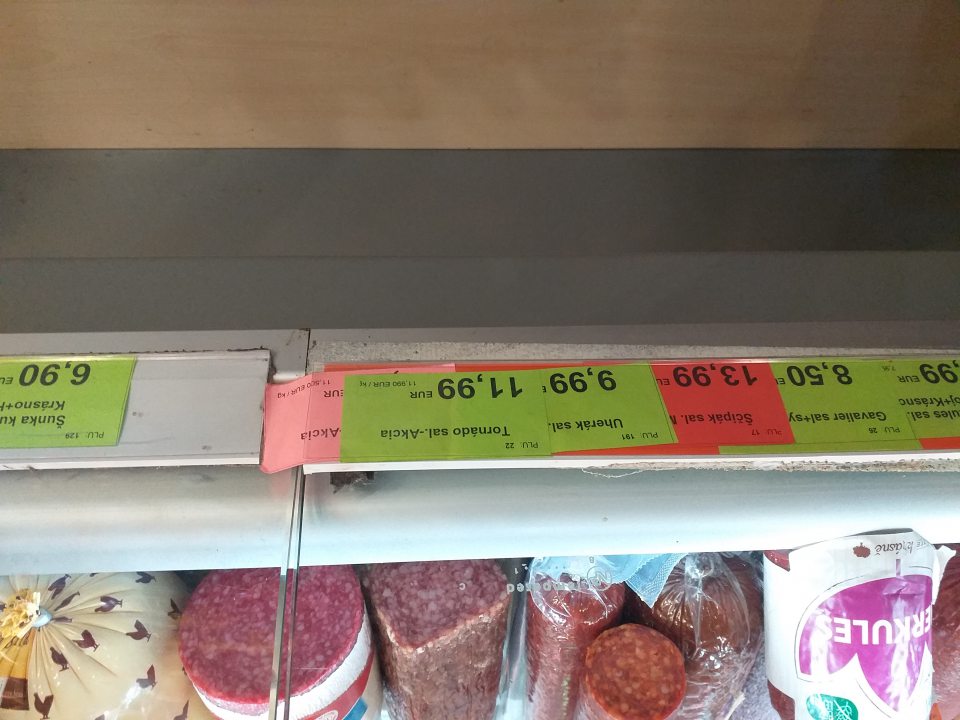 Pri mliečnych a mäsových výrobkoch, určených na porciovanie v prítomnosti zákazníka neboli v bezprostrednej blízkosti ich umiestnenia údaje o ich zložení a obsahu látok spôsobujúcich alergie alebo neznášanlivosť