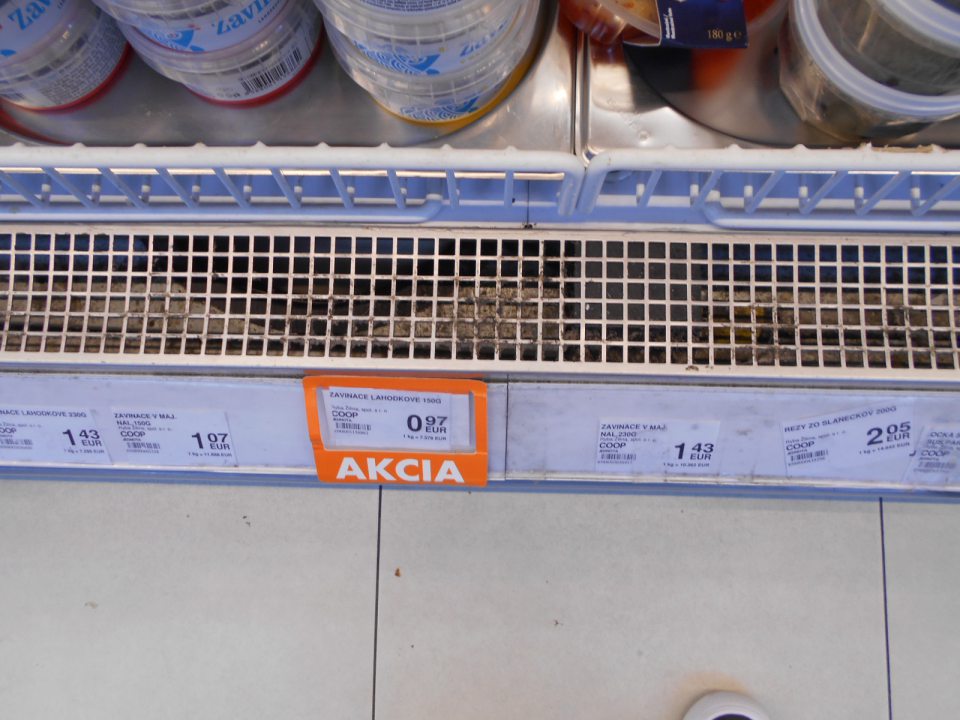 znečistená mriežka na chladiacej vitríne na predajnej ploche