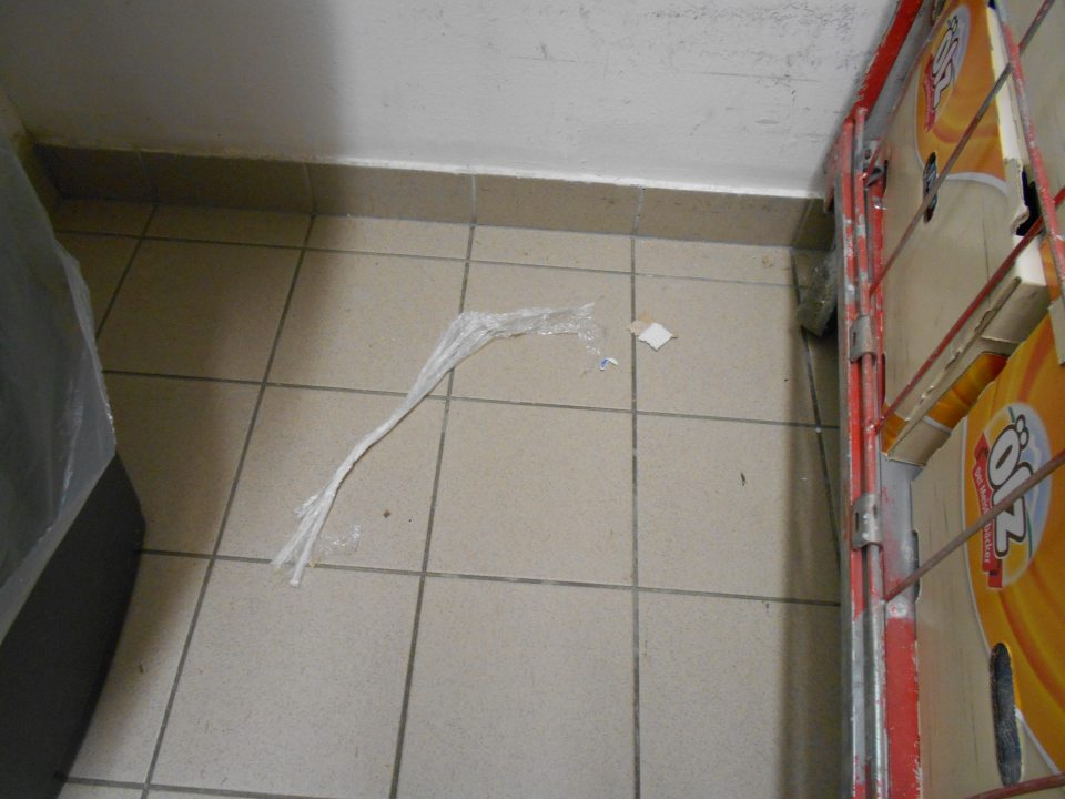 Drobné nečistoty na podlahe.