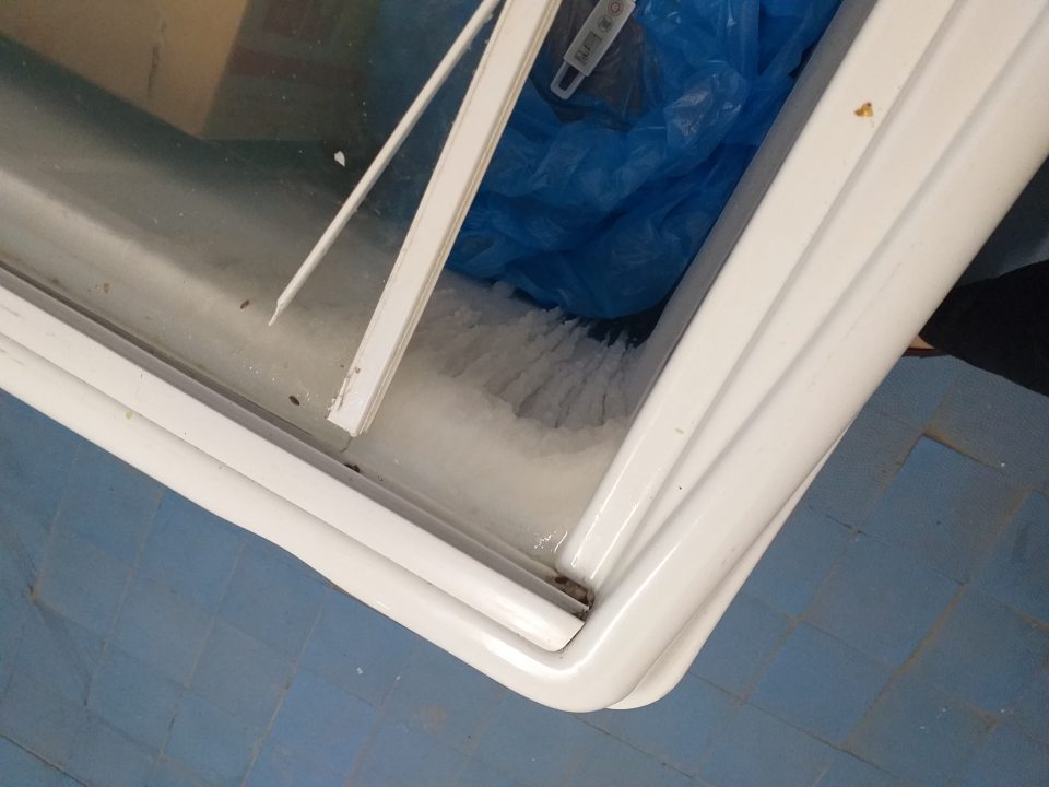 Silná vrstva námrazy v troch mraziacich zariadeniach, umiestnených v sklade prevádzky