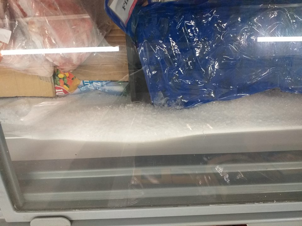 Silná vrstva námrazy v mraziacom zariadení, umiestnenom v sklade prevádzky