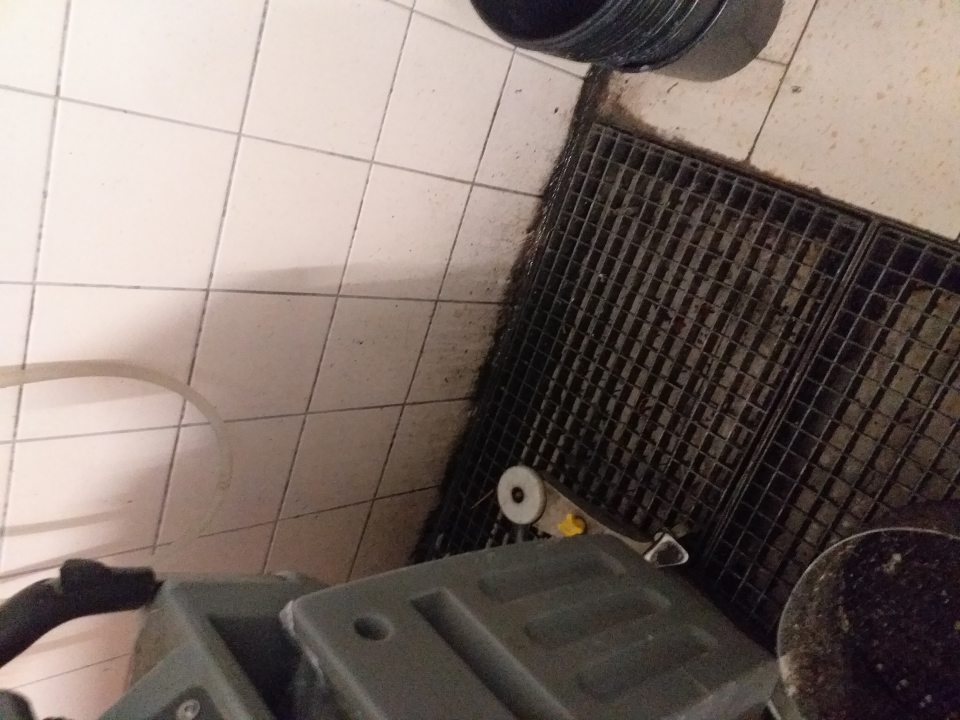 V samostatnom priestore skladu kde sa nachádza čistiaci stroj je znečistená časť steny/obkladu/ mechanickými nečistotami