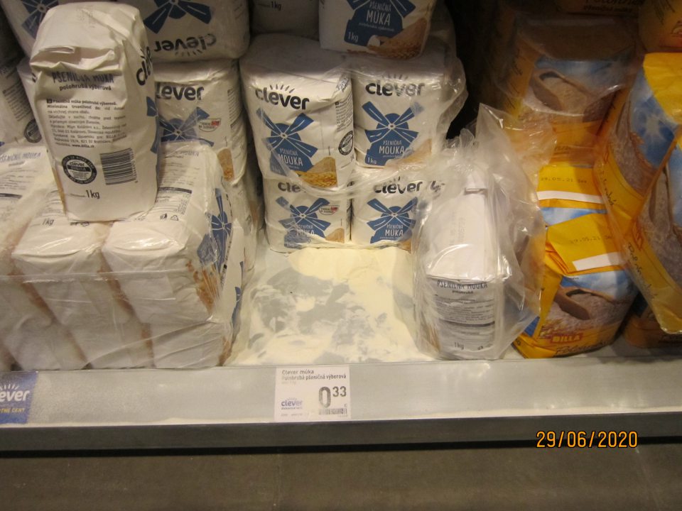 Polica na vystavovanie múky na predajnej ploche znečistená značným množstvom rozsypanej múky.