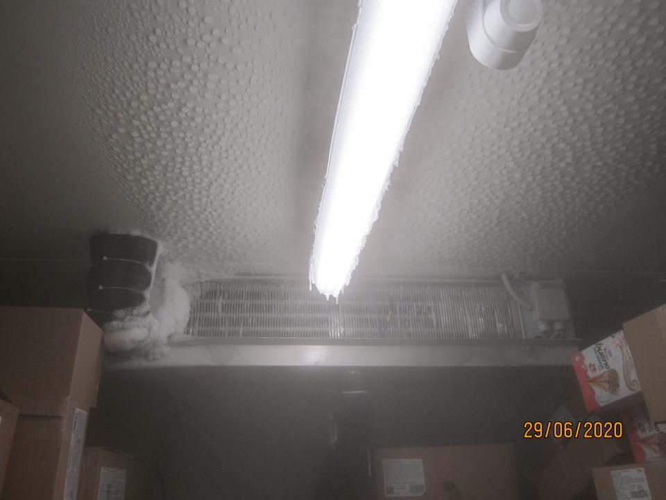 V mraziarenskom sklade silná vrstva námrazy strope, chladiacej jednotke a osvetlení.