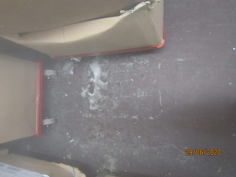 V mraziarenskom sklade silná vrstva námrazy strope, chladiacej jednotke a osvetlení.