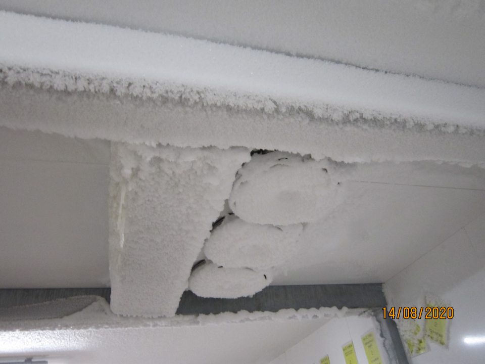 V mraziarenskom sklade silná vrstva námrazy na chladiacich jednotkách, strope a podlahe.