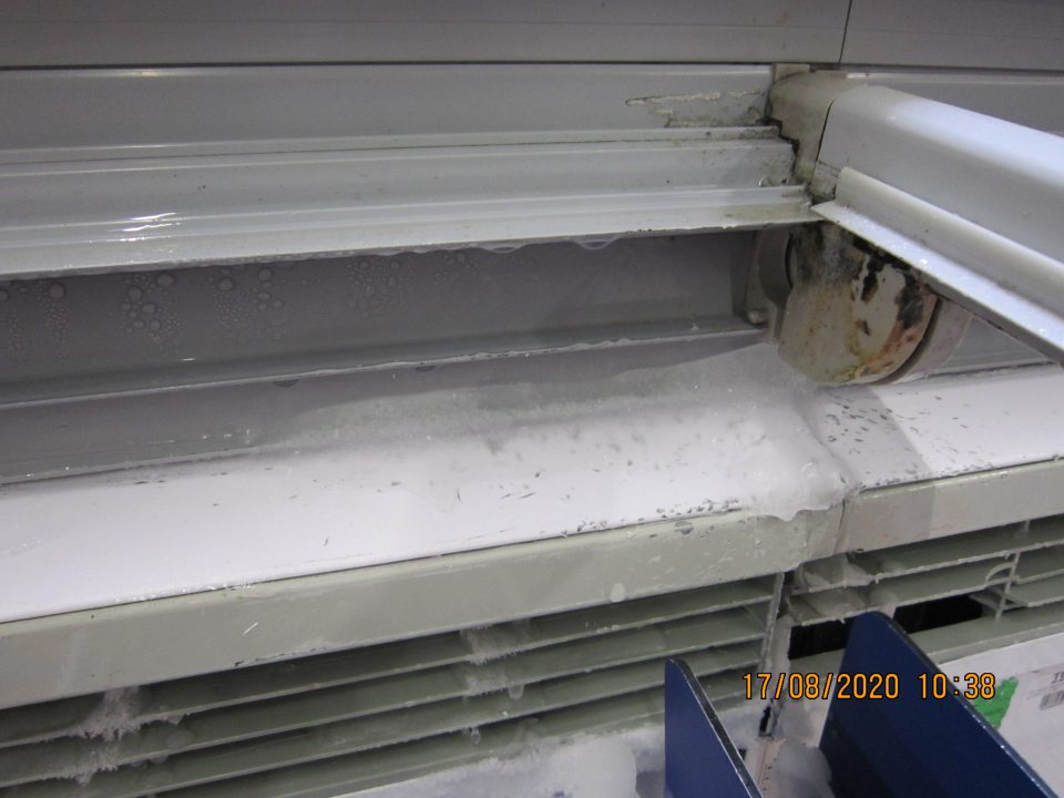 Znečistený mraziaci box.