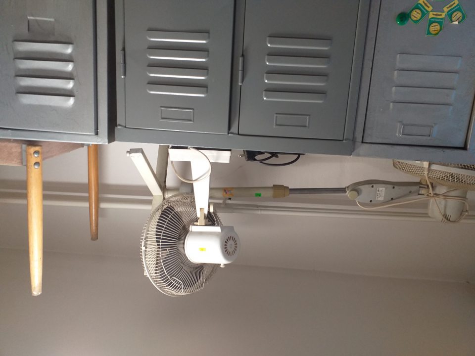 nepotrebný inventár v šatni zamestnancov