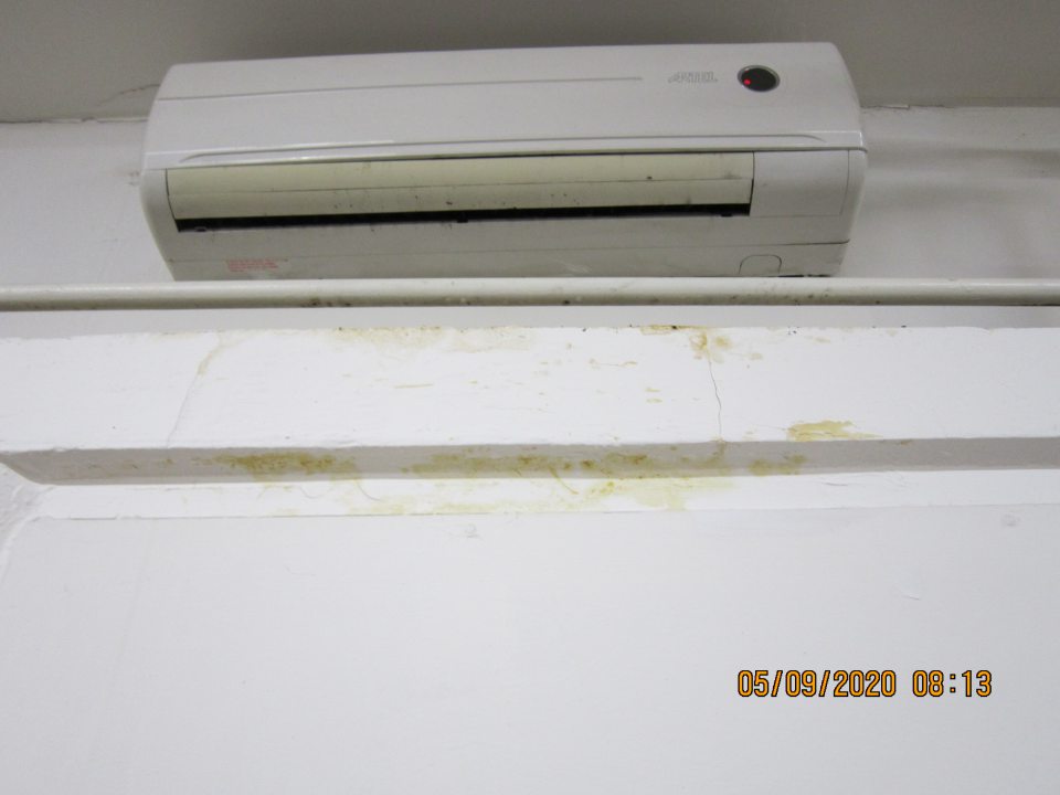 Zatečená stena pod klimatizačným zariadením