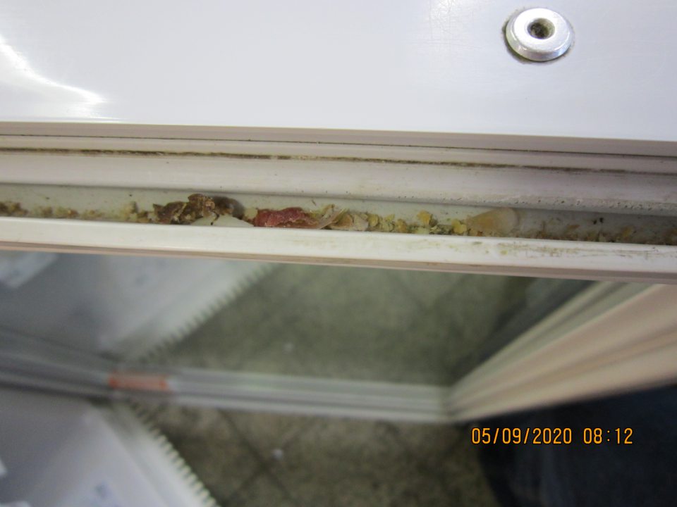 Hrubé nečistoty v tesnení chladničky na syry