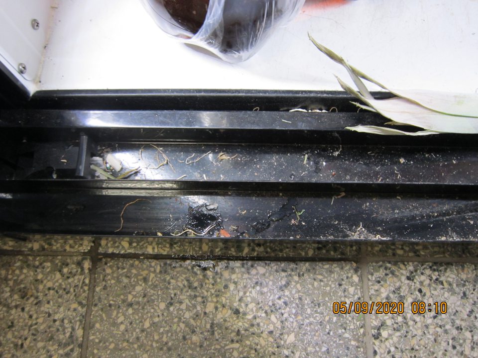 Hrubé nečistoty v drážkach dverí chladničky na pivo