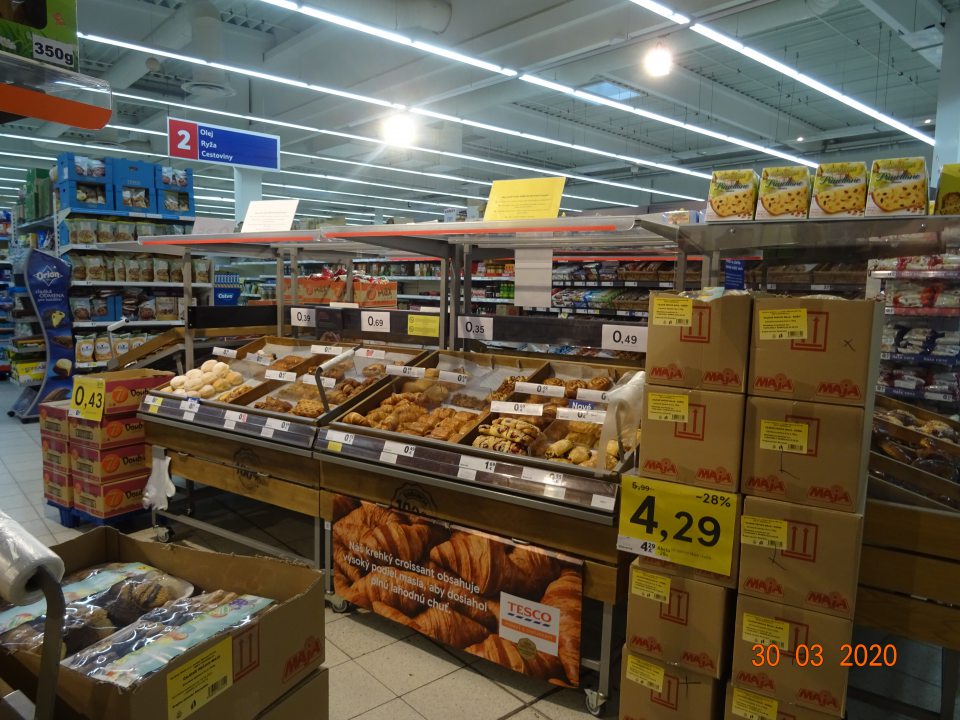 predaj nebaleného pečiva v stojanoch prekrytých len zvrchu plastovou strieškou