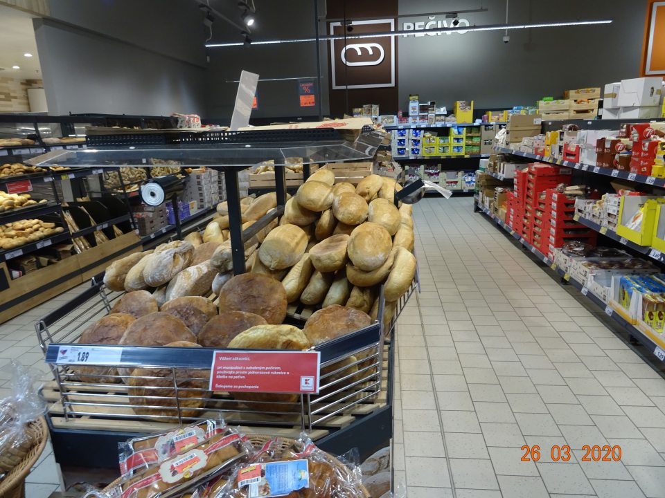 predaj nebaleného chleba v zariadení bez ochranného prekrytia, nechránený od blízkeho kontaktu zakazníkov
