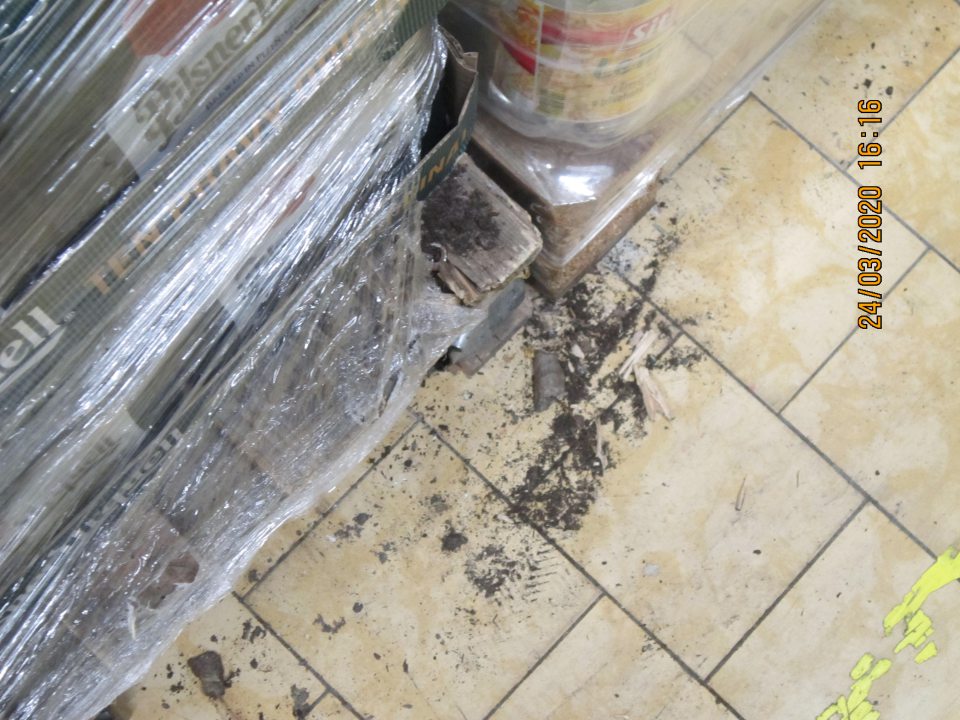 Znečistená podlaha / sklad/