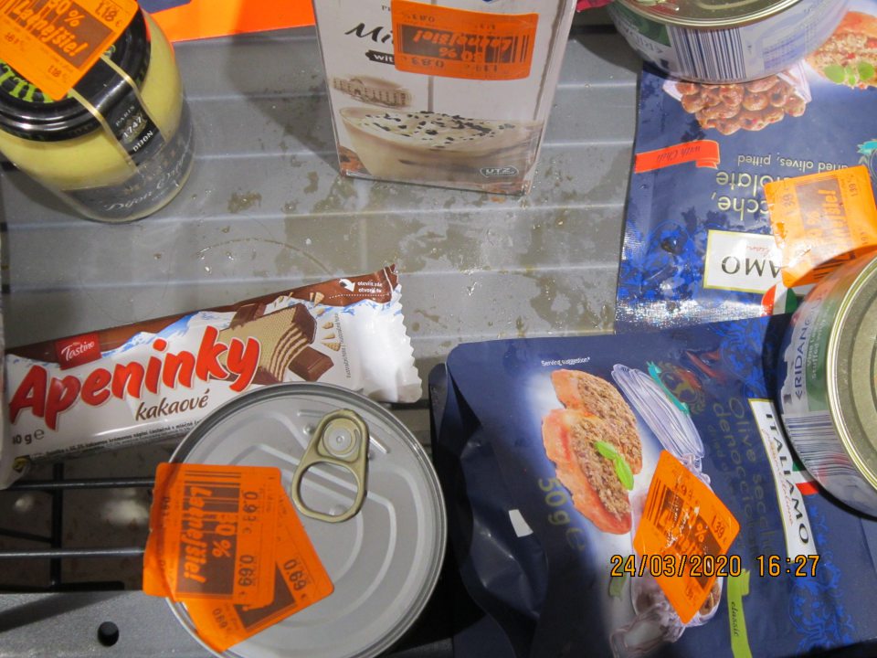 Polica na predajnej ploche znečistená vytečenou tekutinou