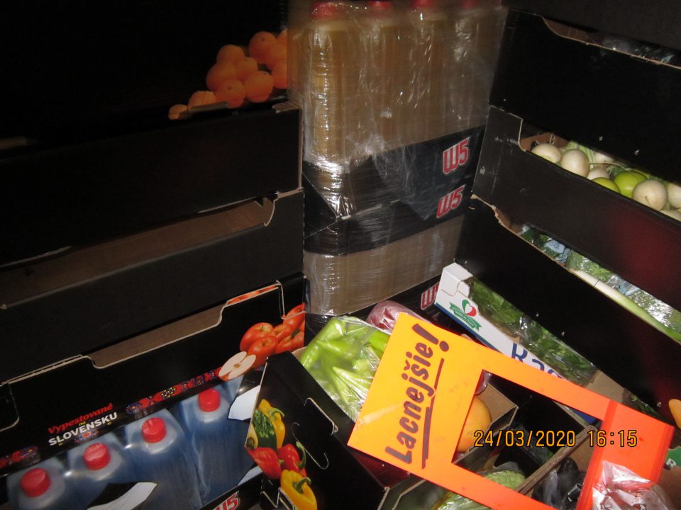 Porušenie hygieny skladovania/nezlučiteľné  a vzájomne sa ovplyvňujúce druhy tovarov,zelenina a tekutina do ostrekovačov/