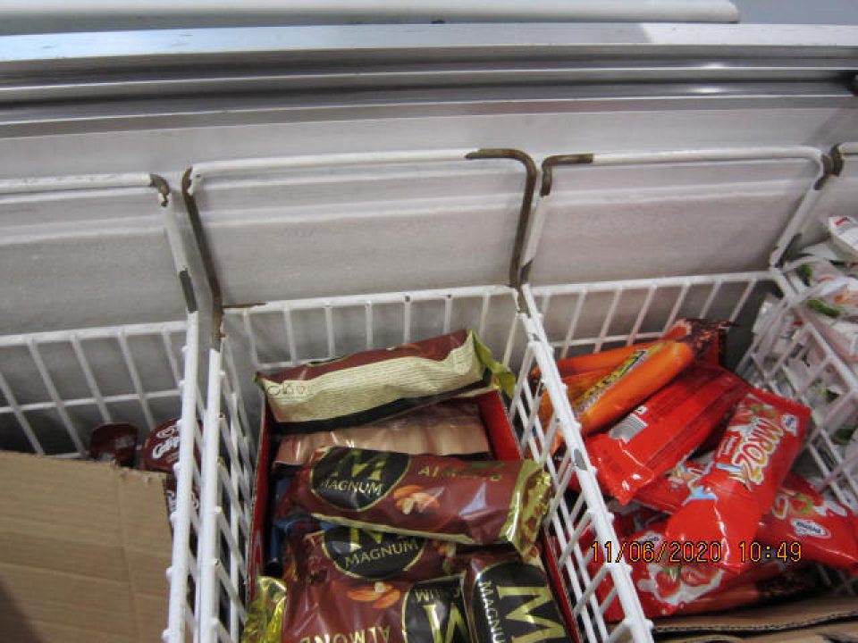 Poškodený a skorodovaný povrch košov mraziaceho zariadenia.