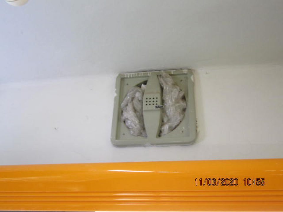 Znečistený ventilátor v predajnej časti prevádzky, chýbajúca lamela.