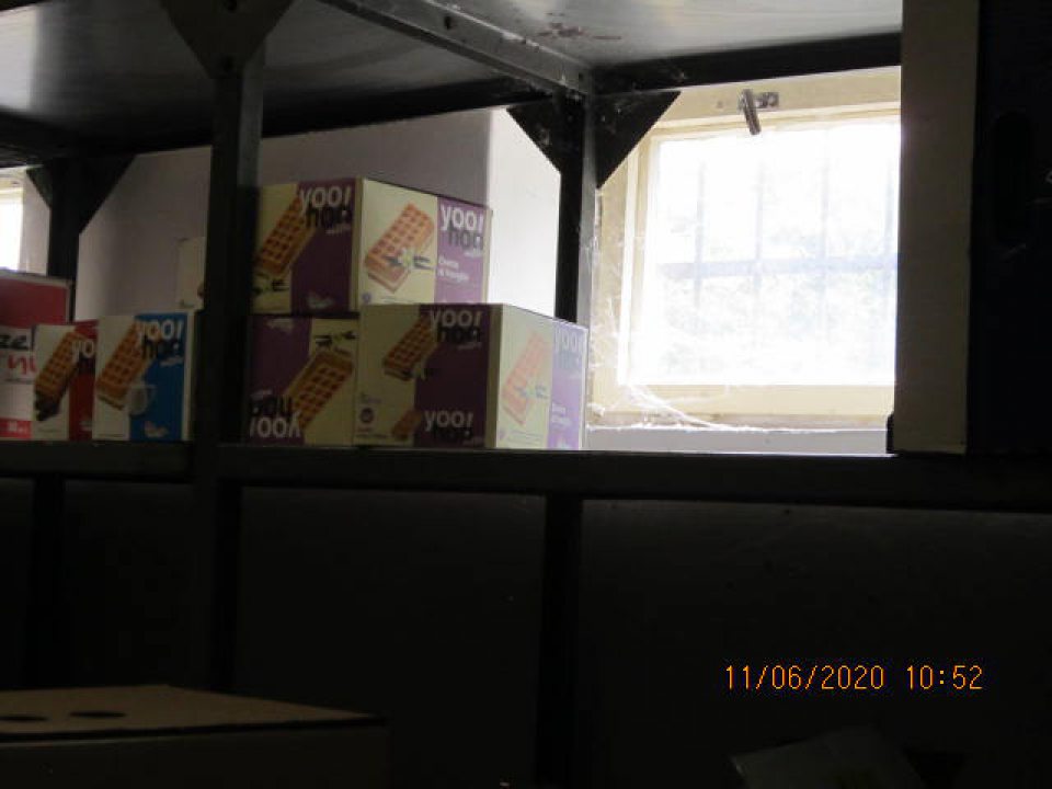 Okná a parapety znečistené prachom a pavučinami.