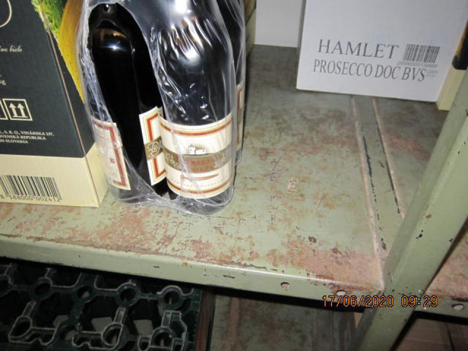 Poškodené, skorodované regály v sklade.