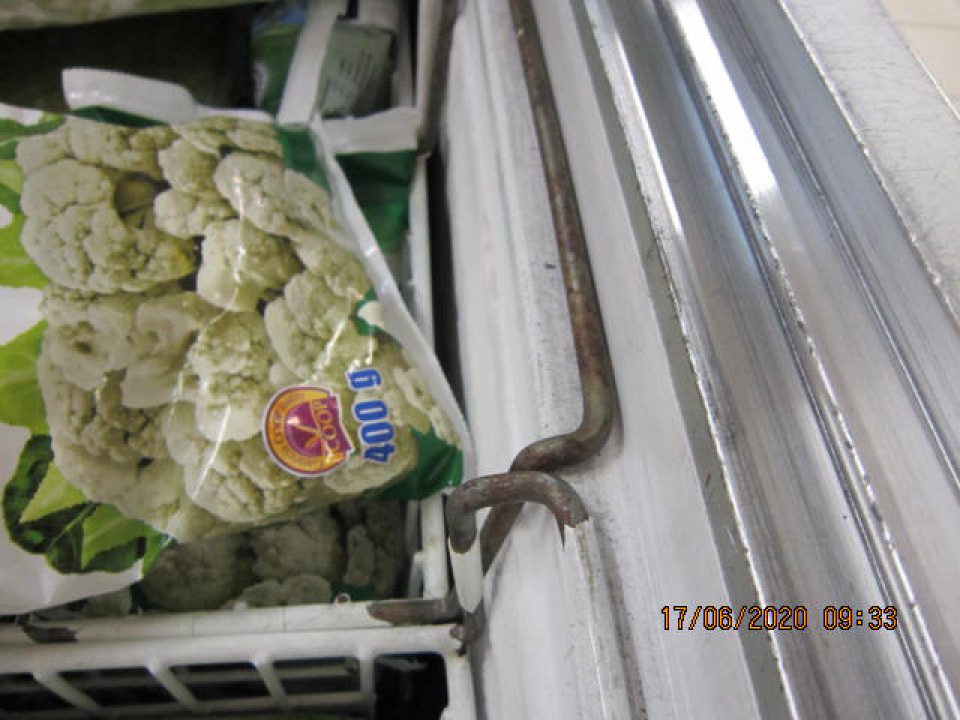 Kovové závesné koše v mraziacich zariadeniach sú poškodené. Ich povrch je necelistvý, pričom poškodené miesta sú skorodované. 