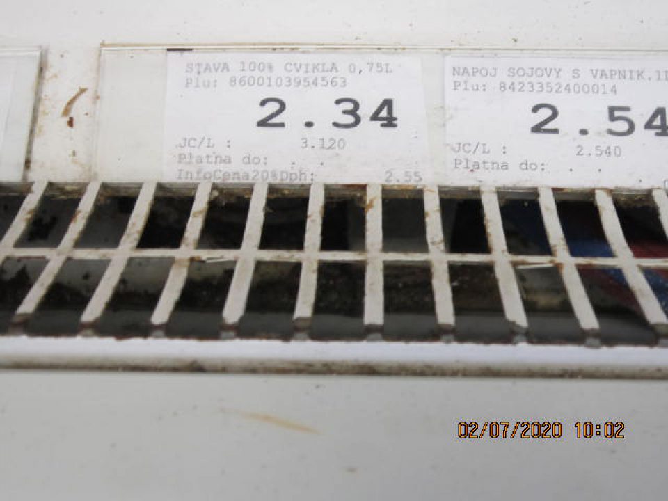 Znečistené priestory pod mriežkami chladiaceho zariadenia. Povrch mriežok poškodený koróziou.