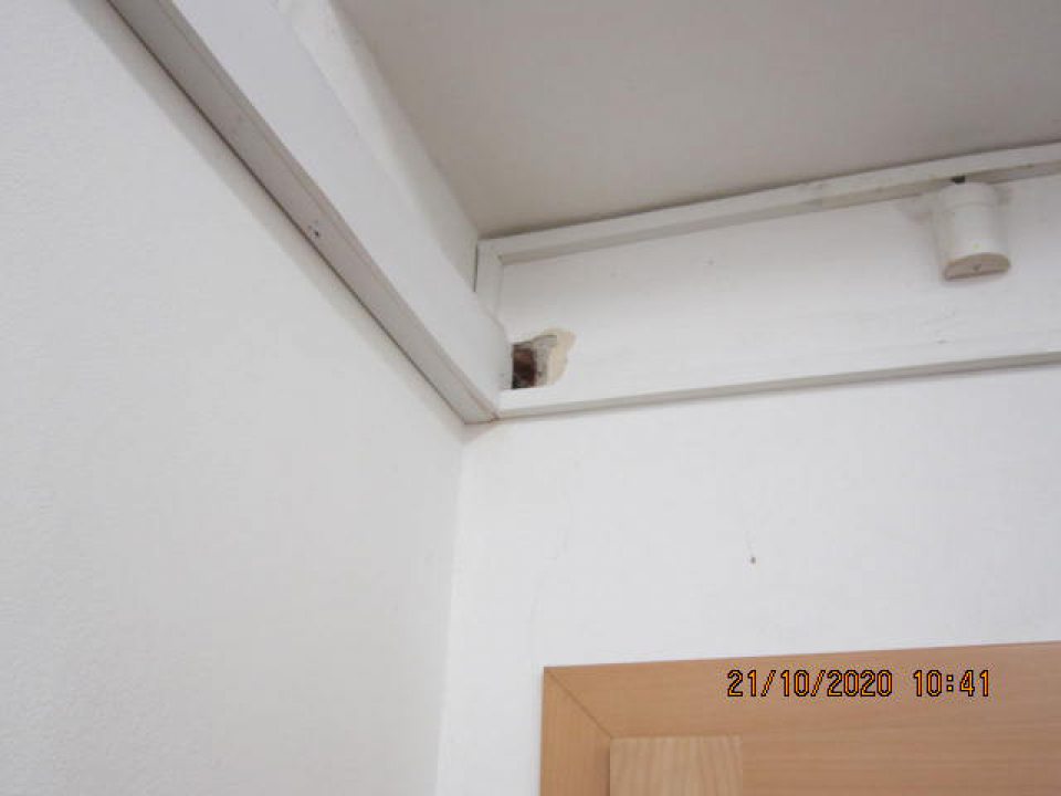 v stenách na viacerých miestach  skladu sa nachádzajú stavebne neuzatvorené otvory