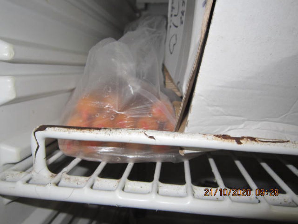 -povrch deliacich mriežok chladiaceho zariadenia je poškodený, skorodovaný