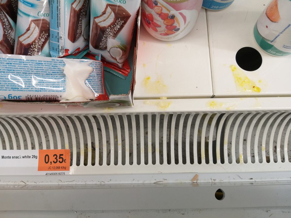 Znečistenie chladiacich zariadení na predajnej ploche.