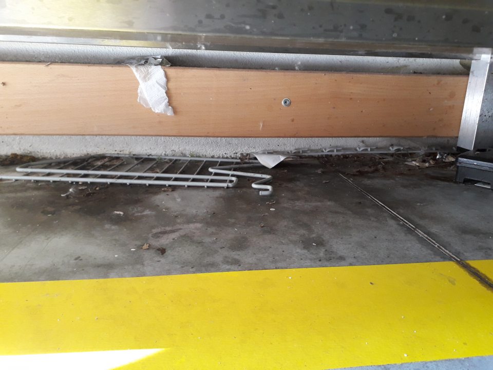 Znečistenie pod regálmi zvyškami potravín, prachu,
obalového materiálu a manipulačnej nečistoty
