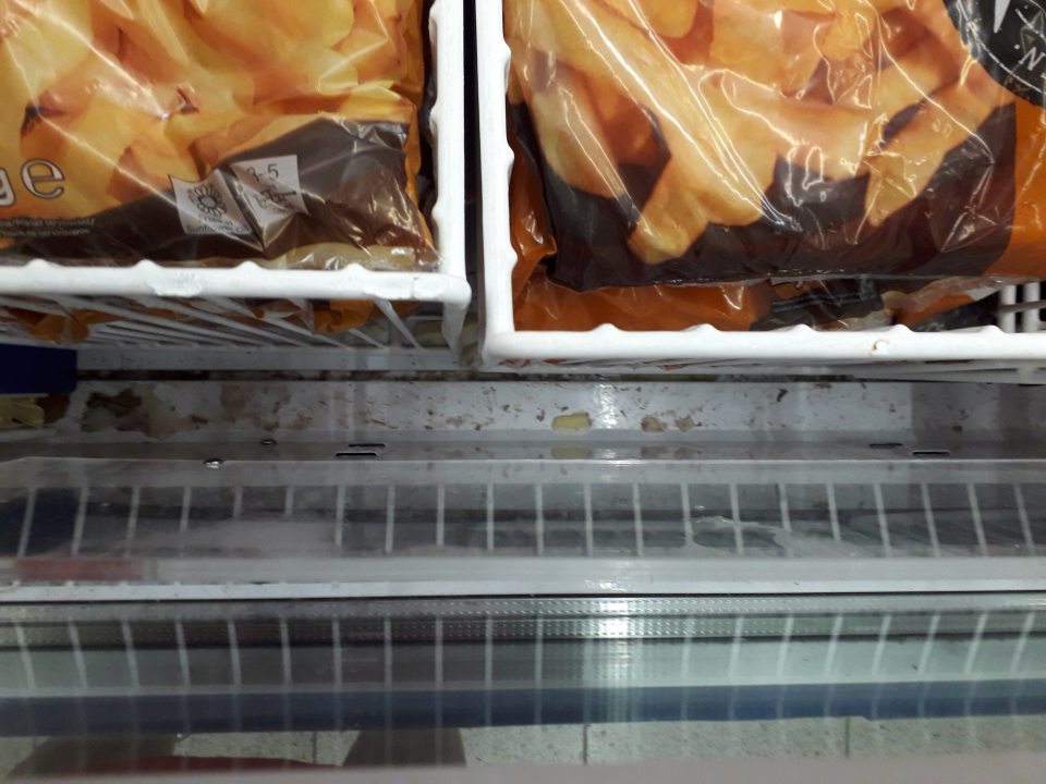 V priestoroch predajne silne znečistené všetky chladiace a mraziace zariadenia (kolóniami plesní, zvyškami predávaného tovaru a prachom).