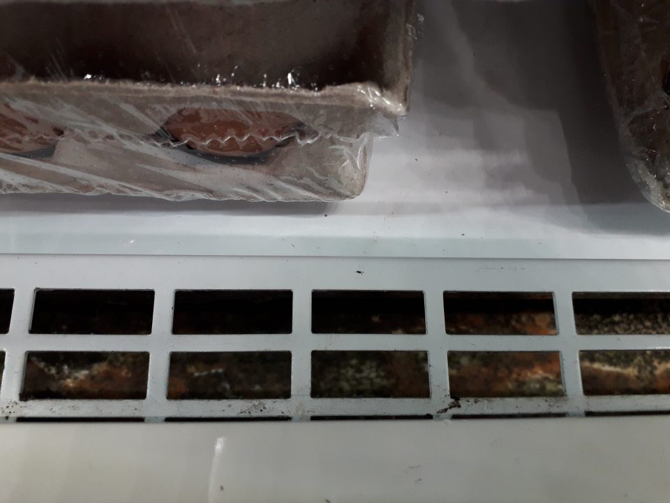 Znečistenie pod mriežkou v chladiacom zariadení.