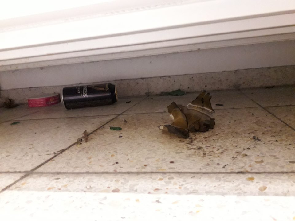 V priestoroch predajne znečistené podlahy pod regálmi.