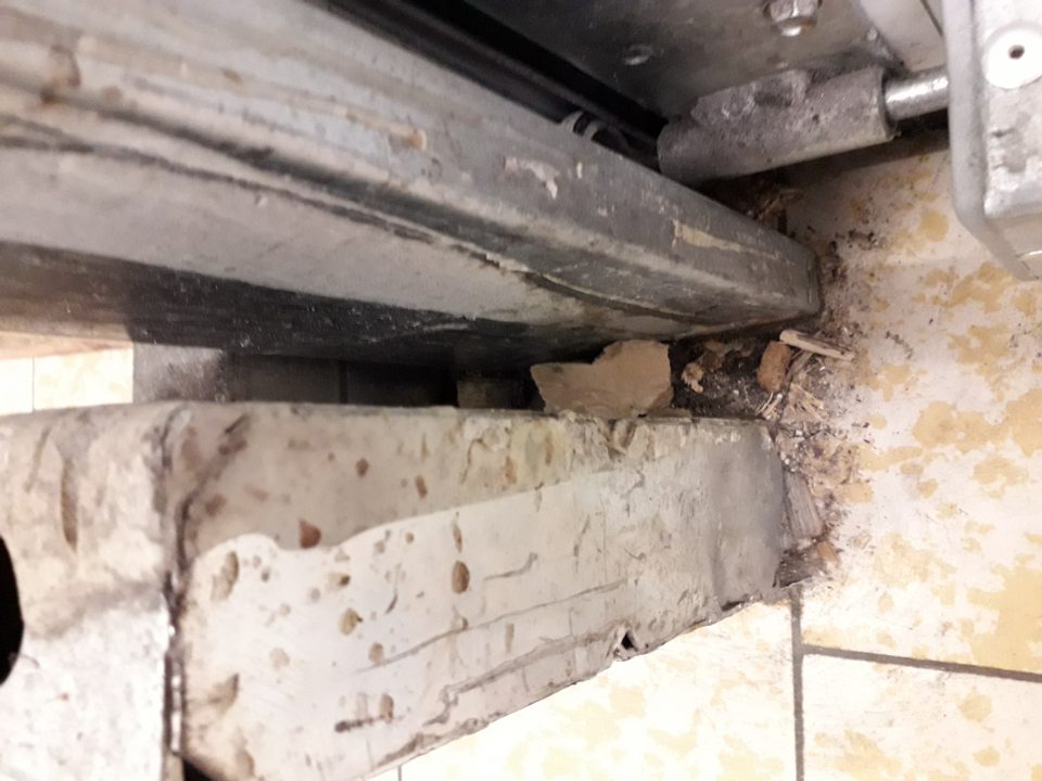 hygienické nedostatky v priestoroch skladu v časti príjmovej rampy