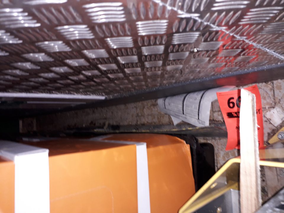 hygienické nedostatky v priestoroch skladu v časti paliet s uloženým tovarom