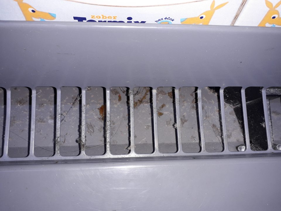 znečistenie chladiaceho zariadenia - priestor pod mriežkou