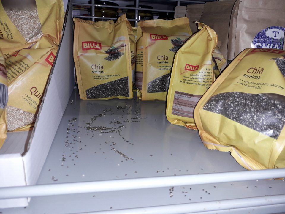 Znečistenie regálov zvyškami potravín