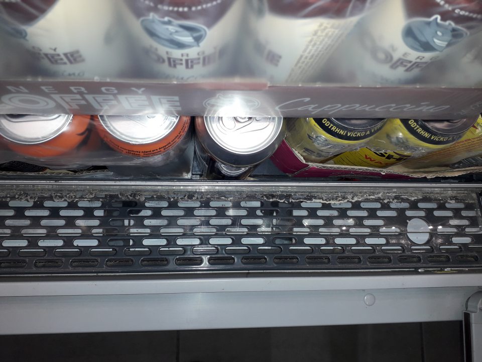 Znečistenie priestorov pod mriežkami zvyškami potravín