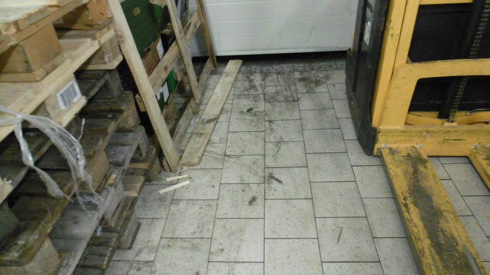 Znečistená podlaha vo vedľajších manipulačných priestoroch prevádzkarne.