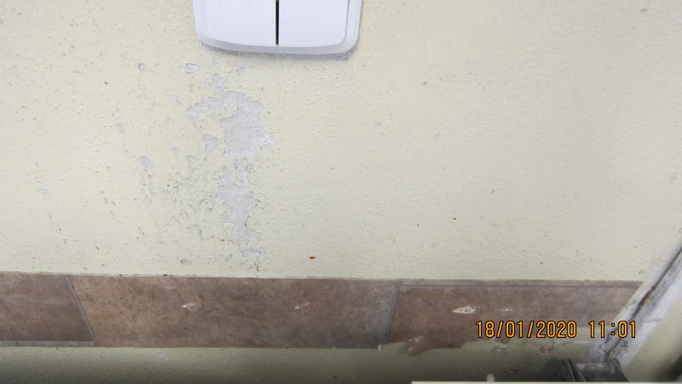 Na úseku dopeku mrazených pekárskych polotovarov je narušený povrch steny.