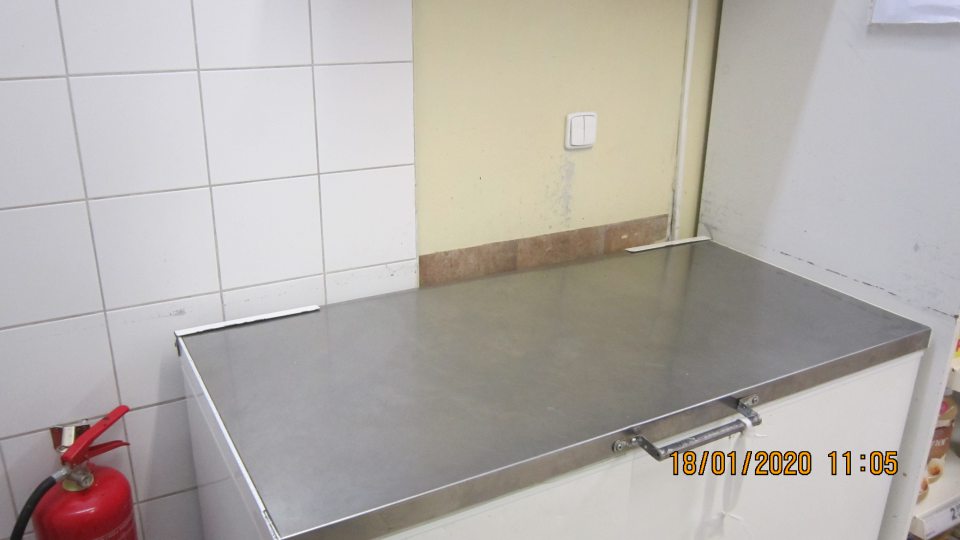 Na úseku dopeku mrazených pekárskych polotovarov je narušený povrch steny a keramického obkladu.